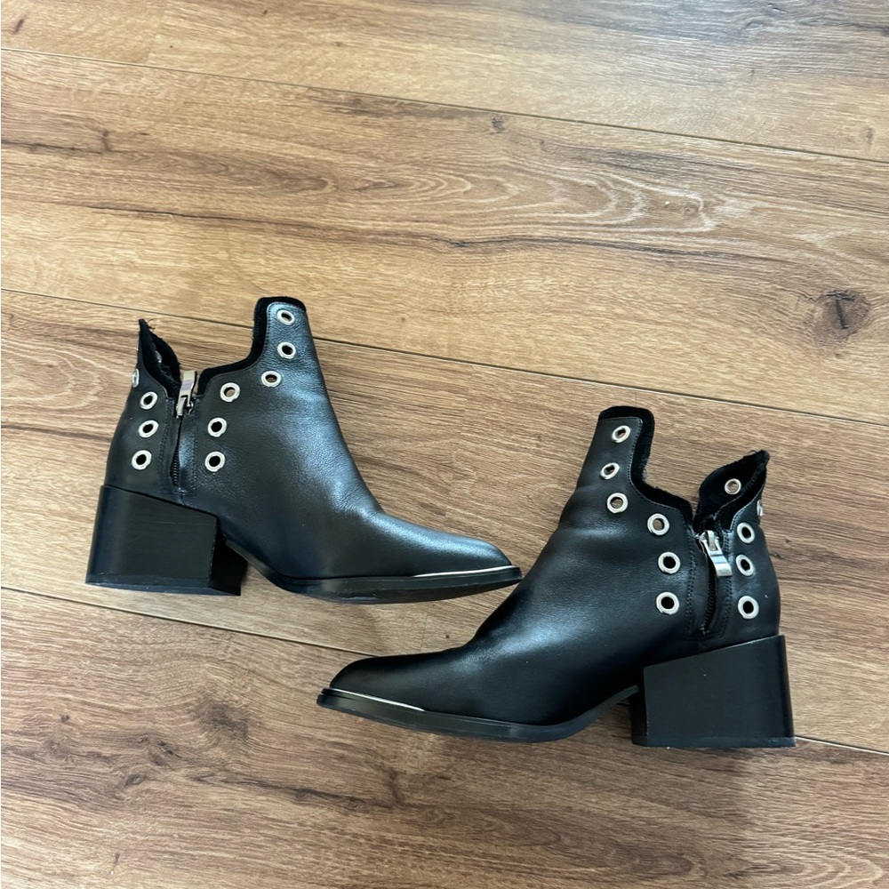 Teleport Grommet Leather Ankle Boots Women’s Size 6